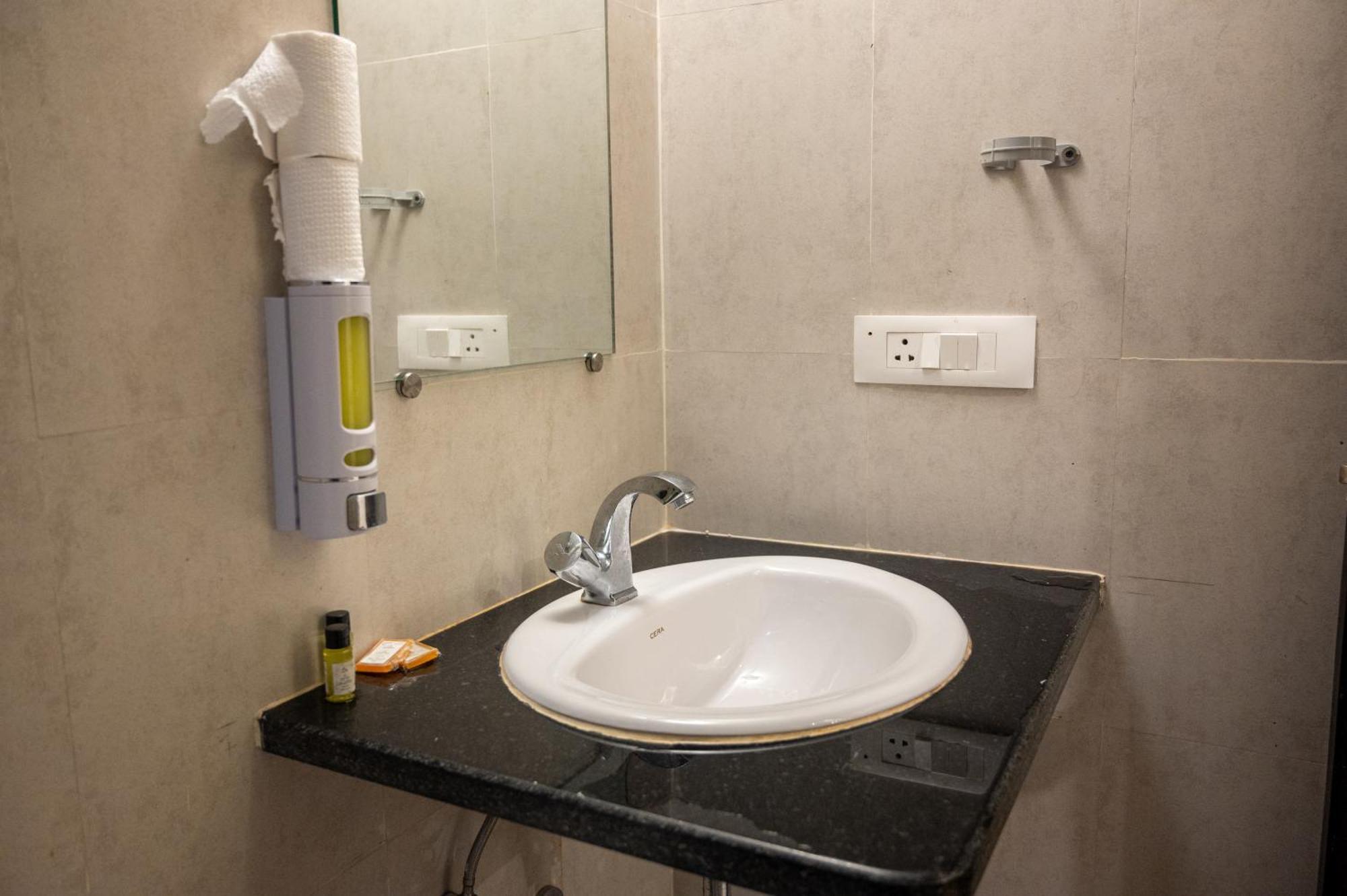 Ronnie'S Studio Apartment Arpora Bagian luar foto